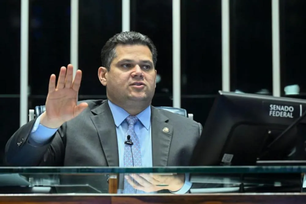 Davi Alcolumbre mantém PEC 6x1 travada em semana esvaziada no Senado Federal