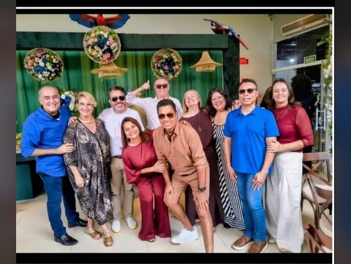 Coluna Anamaria: Marcos Correa comemorou ontem seu niver cercado de amigos queridos como se vê na foto da capa. No fim do texto, que escrevi com muito amor, fecho com uma foto linda com ele, tendo o Rio Cuiabá ao fundo!