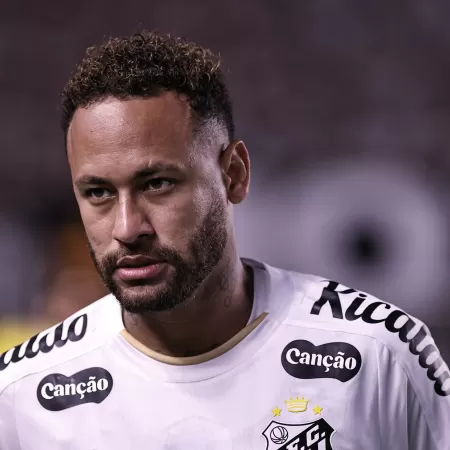 Neymar é relacionado, mas não enfrenta o Palmeiras hoje