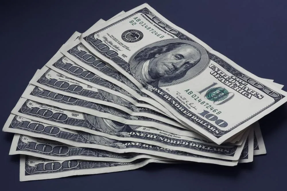 Dólar recua 0,25% com possível acordo de cessar-fogo entre EUA e Irã