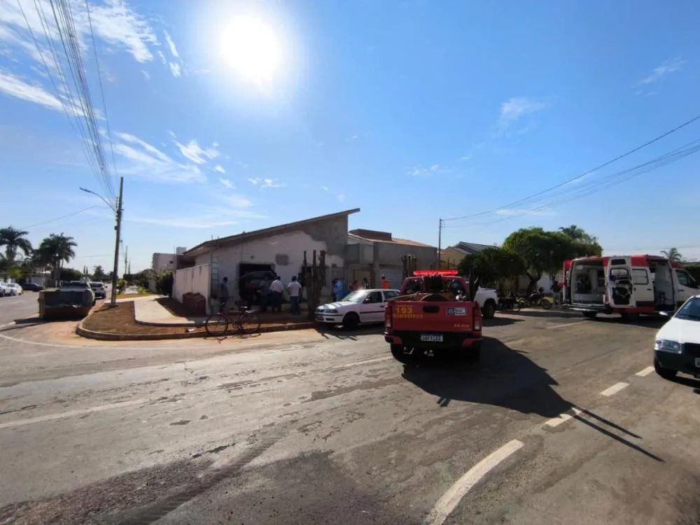 Bombeiros socorrem duas pessoas após colisão de veículos em Campo Verde