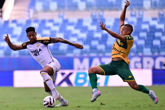 Filipinho e Nino Paraíba em Cuiabá x Criciúma — Foto: Francisco Alves/AGIF