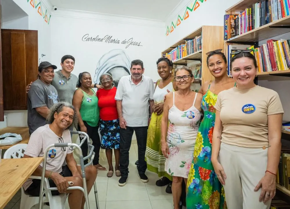 Dr. João assume compromisso com saúde da população negra durante visita à Casa das Pretas