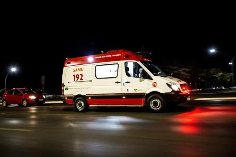Universitário de 33 anos bate moto contra árvore e morre em MT