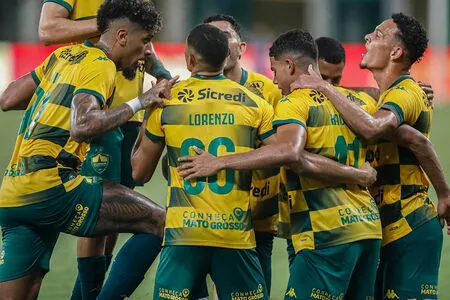 Atletas do Cuiabá celebram o gol de Lorenzo, que abriu o placar contra o Náutico - Foto: Cuiabá EC