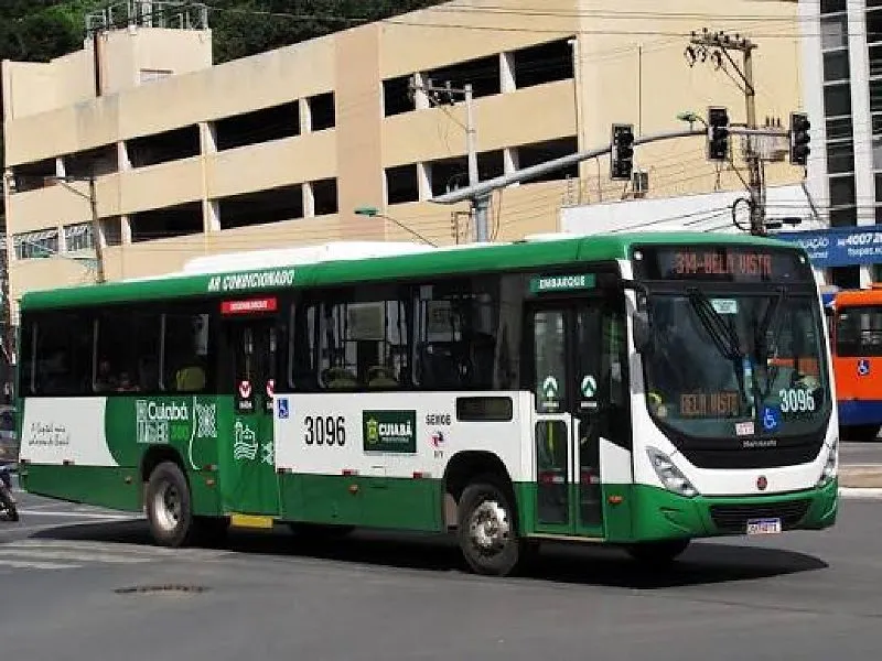 Idosa de 82 anos morre após acidente com ônibus em Cuiabá; motorista é afastado