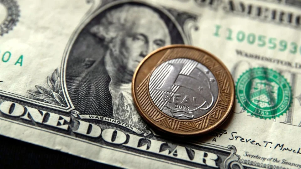 Dólar cai e fundos brasileiros no exterior disparam após liderança de Flávio no primeiro turno