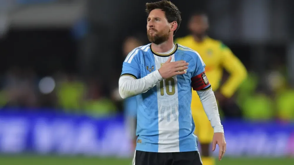 Messi comemora gol em sua partida de despedida pela seleção argentina • Marcelo Endelli/Getty Images