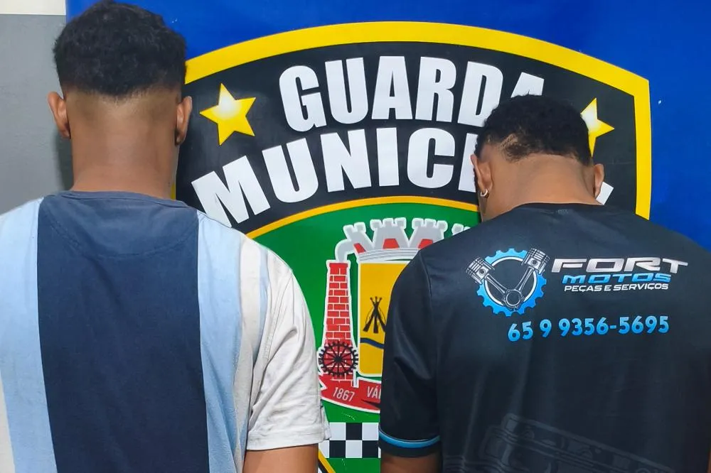 Guarda Municipal recupera moto roubada e prende dois homens desmontando veículo em área de mata