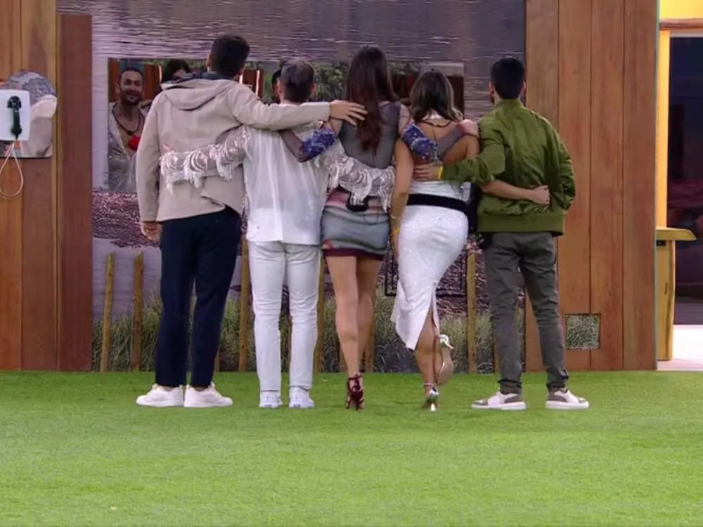 Contagem regressiva! Brothers aproveitam festa do top 5 no BBB25 Os últimos 5 participantes curtiram festa com a temática do próprio BBB