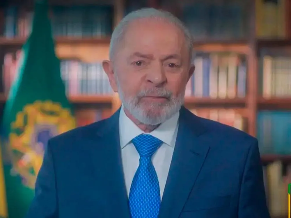 Ida de Lula ao funeral do Papa Francisco paralisa decisões em meio a crise no governo Nos últimos dias uma crise se instalou no governo Lula e tem agitado os bastidores do Planalto devido a ausência de um ministro no Ministério das Comunicações e a Operação da Polícia Federal que descobriu uma fraud