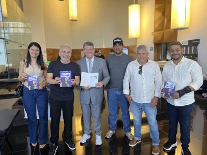 Publicitário lança livro de Marketing Político no Zulmira Canavarros Autoridades, lideranças políticas, profissionais do direito e da comunicação marcaram presença no lançamento
