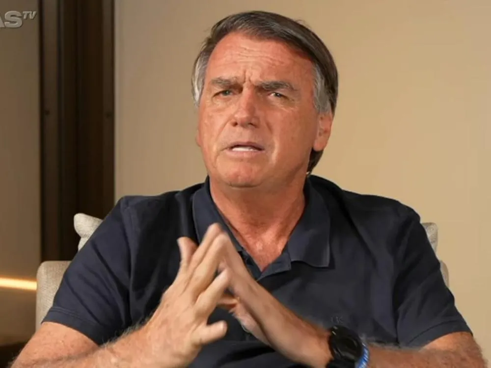 Jair Bolsonaro pode ter bens bloqueados por bancar Eduardo nos Estados Unidos Bolsonaro pode ser alvo de bloqueio de bens após admitir que financia Eduardo Bolsonaro nos EUA, onde o filho atua contra o STF
