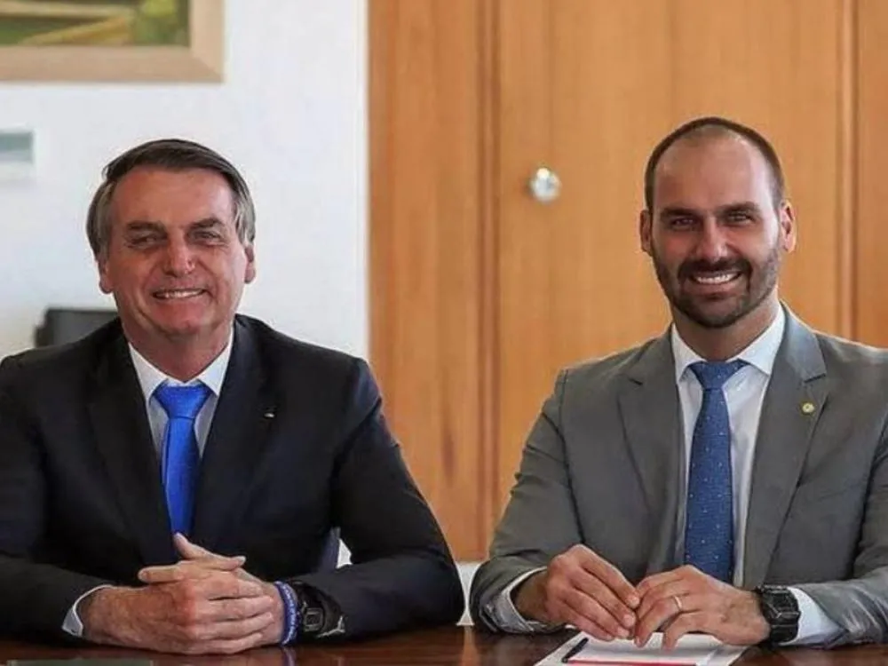 Bolsonaro presta depoimento hoje à PF sobre atuação do filho nos EUA. Saiba mais! A investigação, aberta a pedido da PGR, aponta que Eduardo tentou pressionar autoridades norte-americanas, especialmente aliados de Donald Trump, para impor sanções contra ministros do STF