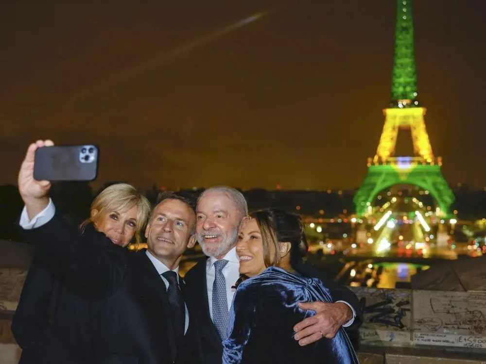 Durante visita de Lula, Torre Eiffel é iluminada de verde e amarelo em homenagem ao Brasil A ação foi uma homenagem a visita diplomática do Brasil ao país Europeu após 13 anos