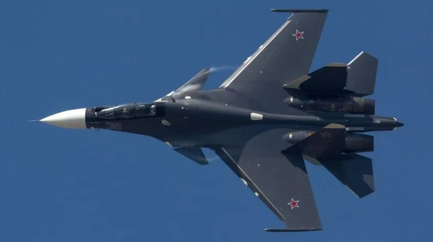 Ucrânia diz que destruiu jato militar e danificou quatro aviões da Rússia Serviço de Segurança Interna ucraniano afirmou que ofensiva de drones noturna atingiu depósito de aviação do Exército