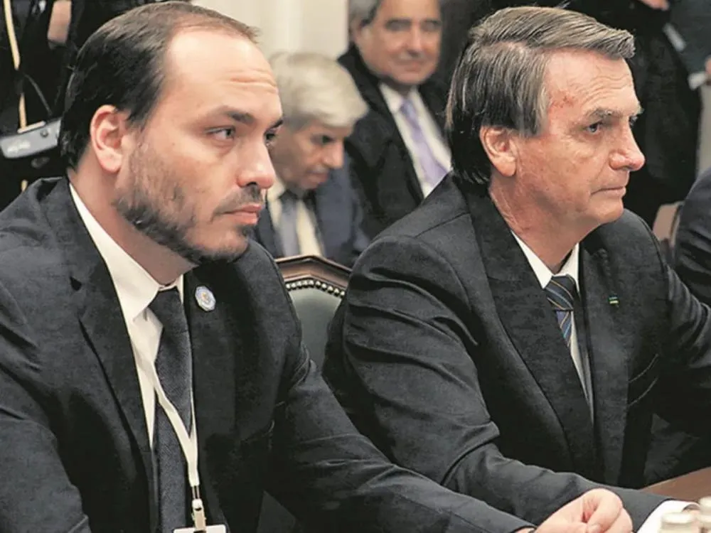 Após prisão domiciliar do pai, Carlos Bolsonaro passa mal e é atendido em hospital no Rio O vereador Carlos Bolsonaro, que está em seu 7º mandato no cargo no Rio, está sendo atendido na Zona Oeste do Rio