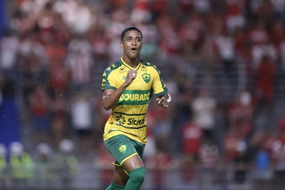 Cuiabá cede o meia Max ao Sport por empréstimo até o fim de 2026