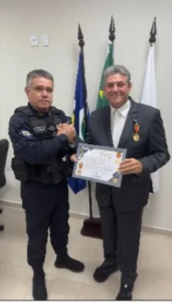 Um momento de respeito, reconhecimento e parceria. Recebo com honra a Medalha dos 190 anos da Polícia Militar, das mãos do coronel Luiz Prado