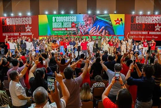  PT aponta crise global e propõe novo modelo econômico PT lança documento com foco em desenvolvimento e soberania