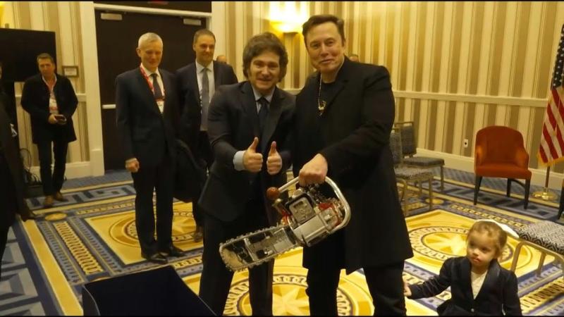 Milei se reúne com 'amigo' Musk e lhe presenteia com uma motosserra